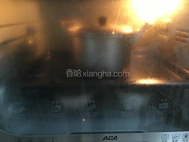 烤箱放发酵档第一次发酵60分钟、烤盘下面放二碗热水