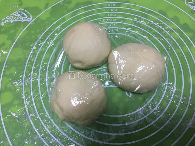 拿出来排气、整理分成三个剂子盖上保鲜膜静置15分钟