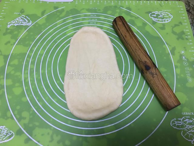 用擀面杖擀成长方形再卷起来