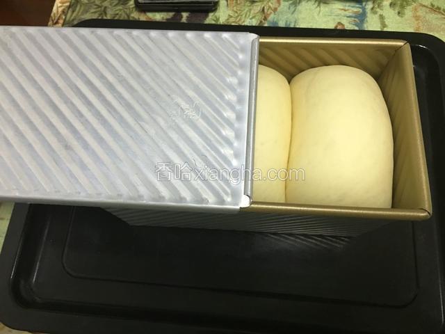 用同样的方法烤盘下面放二碗热水再次发酵60分钟、如果没有八分发可以再加20分钟