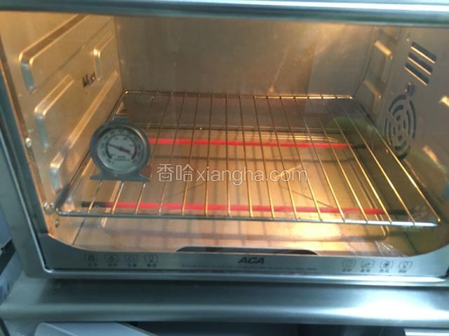 烤箱预热200度时间10分钟、温度计显示190度就把吐司盒放入烤箱烤制、设烤箱温度200度时间40分钟看完全程