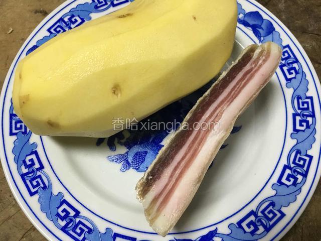 食材：土豆，咸肉；