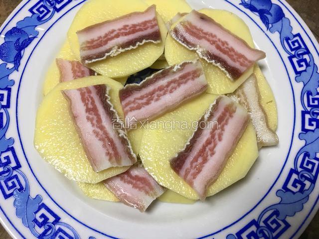 土豆切片，咸肉切片，均匀码盘；