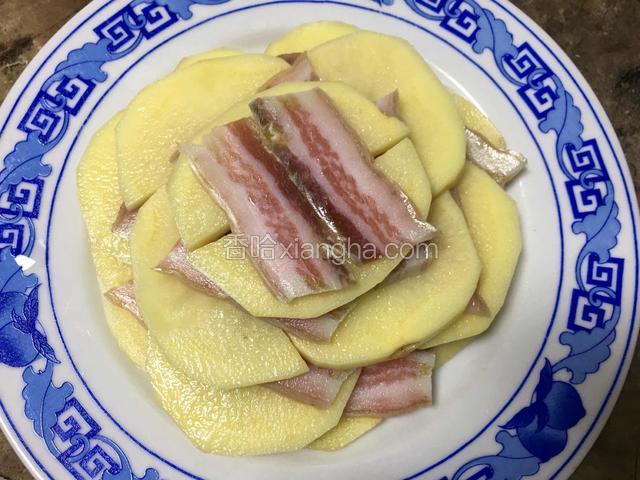 码一层土豆一层咸肉；