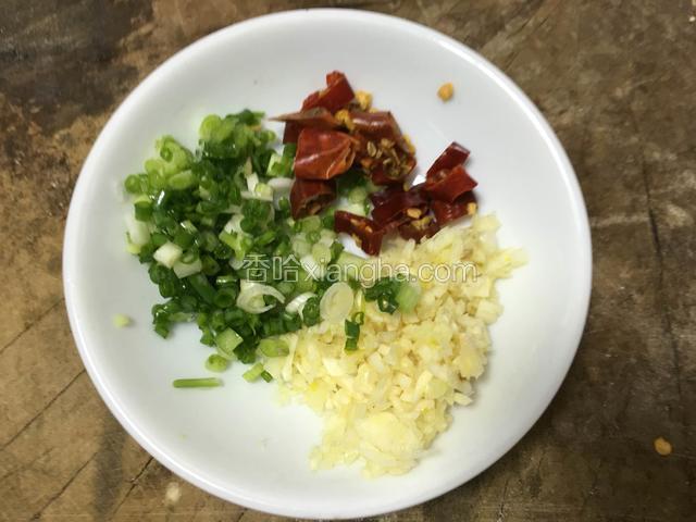 趁蒸土豆咸肉的时候准备小料(葱花，蒜末，干辣椒)；