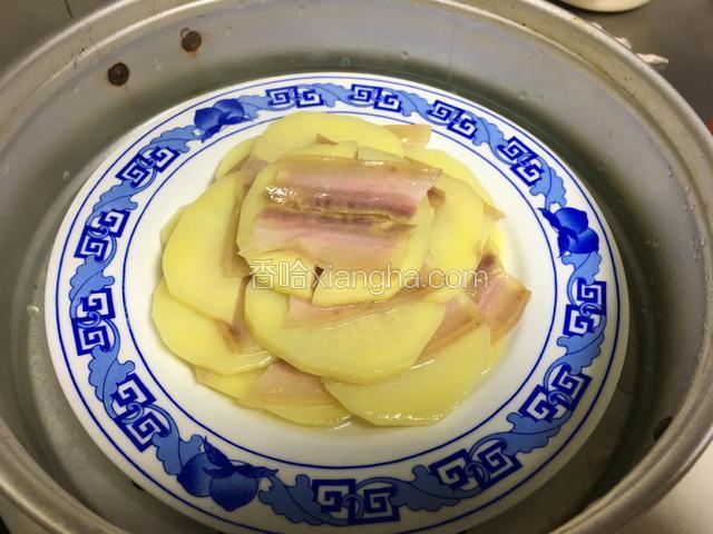 土豆咸肉蒸熟捞出；