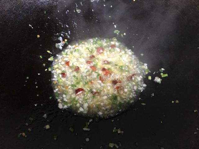 锅内倒入适量食用油，小料入锅煸炒出香味，把蒸出的汤汁倒入锅中；