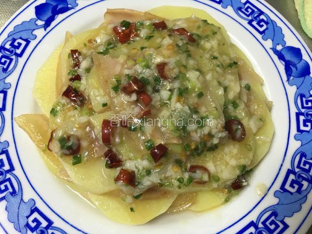 用勺子均匀的淋在土豆咸肉上即可；