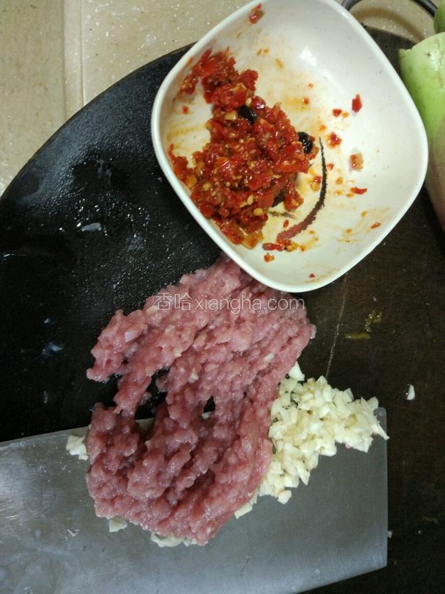 瘦肉和姜，大蒜，都剁碎！把