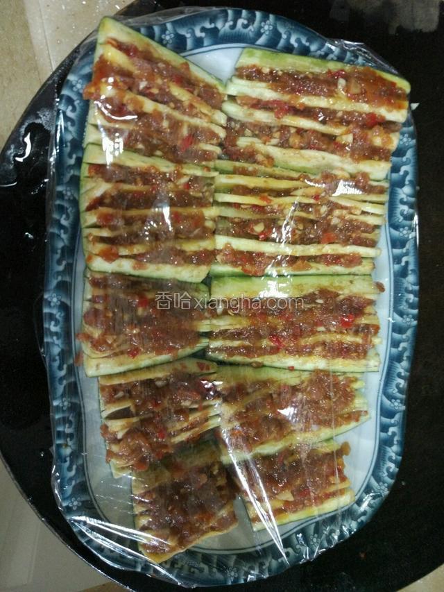 放适量的油，用保鲜膜盖住，用牙签插几个洞！