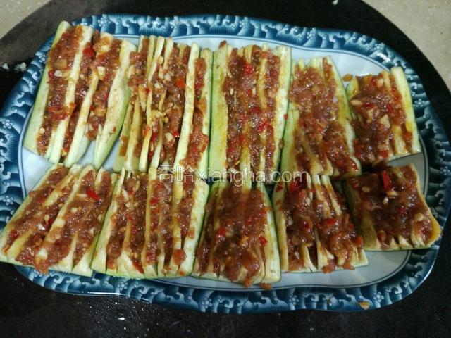 把腌制好的的肉馅放入茄子的夹层里！