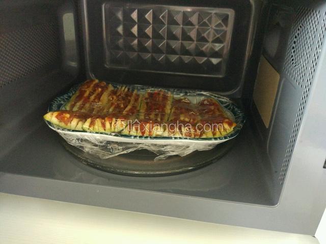 把弄好的茄子，放入微波炉里！