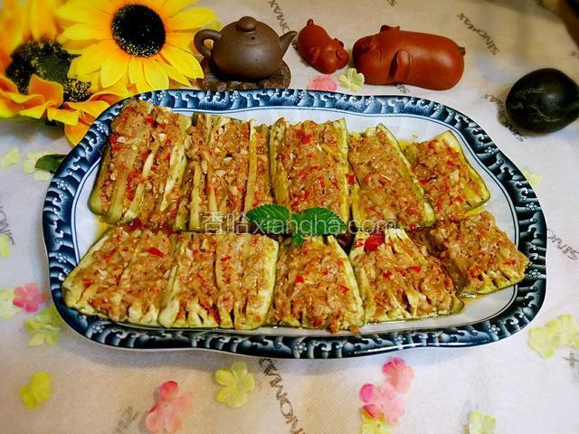 拿出来，小心烫，去掉保鲜膜！这道菜就完成了！