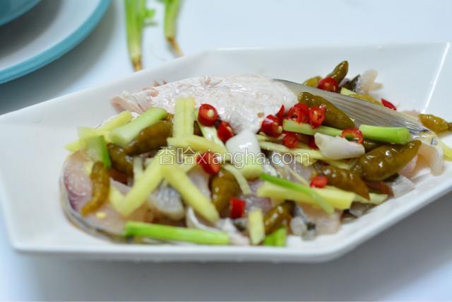 盘中倒入少许花生油抹均匀，放上姜片，将鱼片等食材摆上，倒上适量料酒。