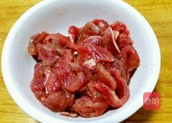 肉丝草菇炒花菜的做法图解1