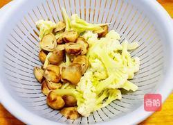 肉丝草菇炒花菜的做法图解5