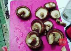 香菇肉丁油麦菜的做法图解2