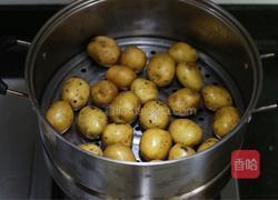 蒜泥酱香小土豆的做法图解2