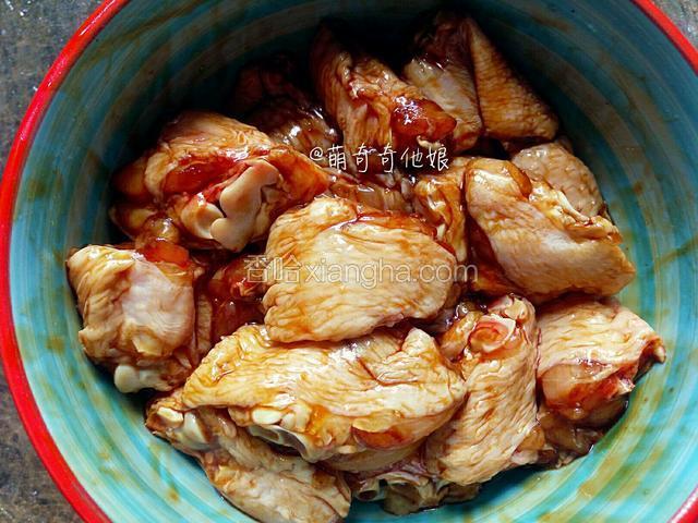 加蚝油，料酒，老抽，盐，白糖，胡椒粉抓匀腌制30分钟。