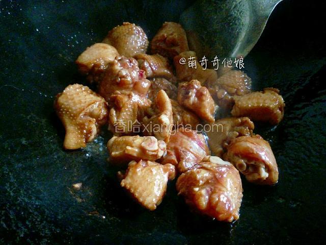 热锅中倒油下腌好的鸡翅大火翻炒。