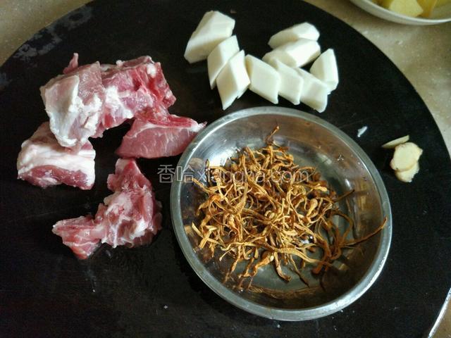 准备下食材，淮山去皮，切段，姜切片备用！