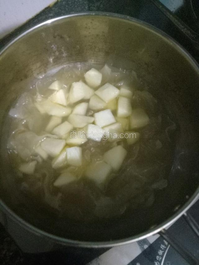 苹果切块，煮至木耳汤汁浓稠时加入苹果。