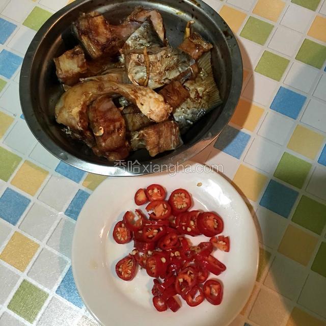 鱼块洗净加入盐、料酒、老抽、姜腌制半小时，红尖椒切圈