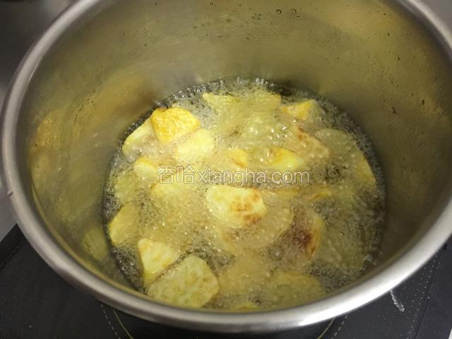 炸到香芋起金黄色即可、插一下香芋软糯即可