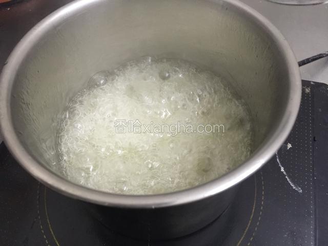 糖➕水直火烧开、起大泡转直火、中间尽量不要去搅拌、以免反沙