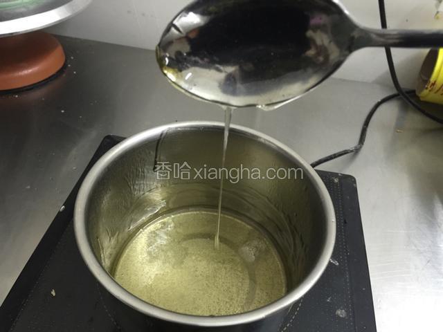 用勺子挖起糖水向下倒、最后几滴能拉出丝即可、丝要达到10公分左右最好
