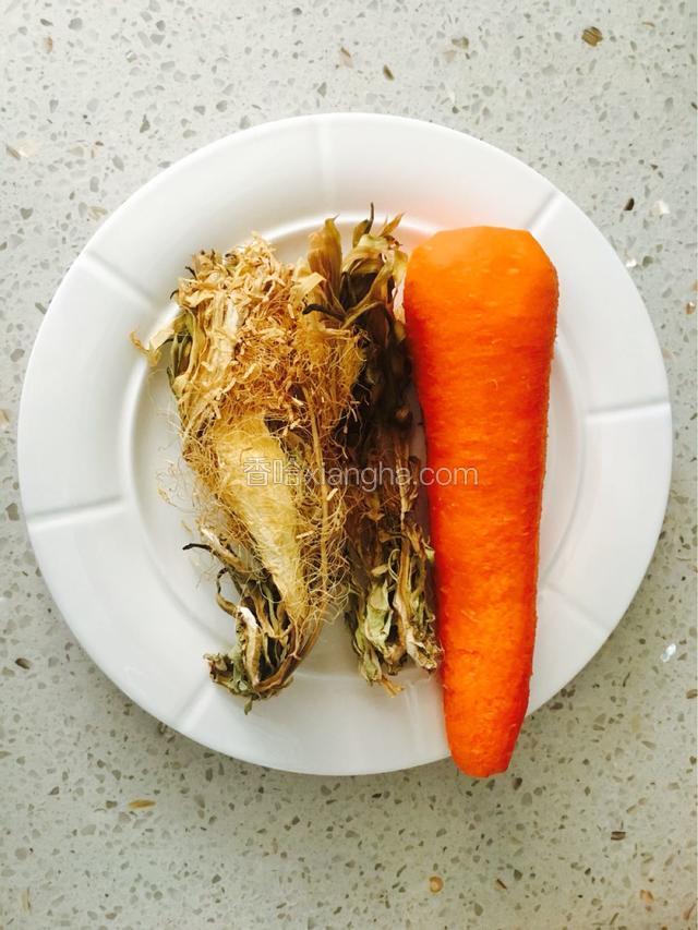 把胡萝卜刮皮，霸王花备好