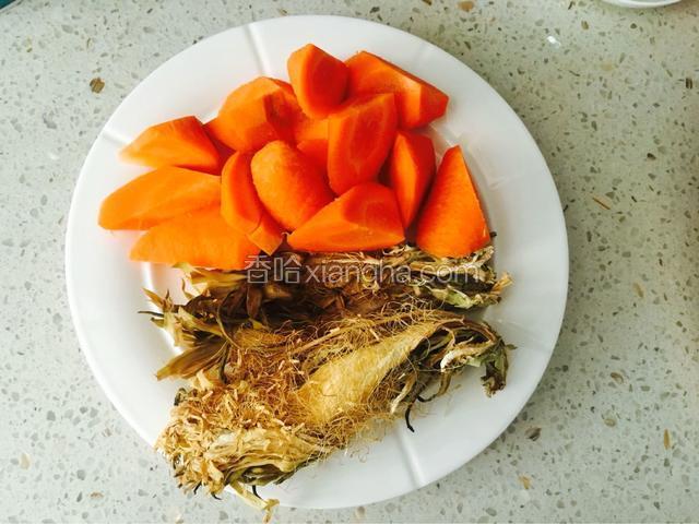 把胡萝卜切成滚块备用