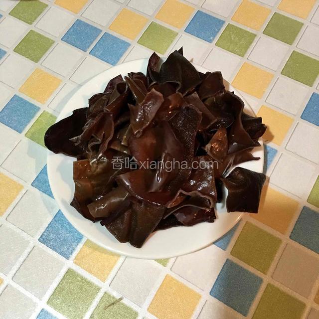 木耳泡发后洗干净，去蒂切小块
