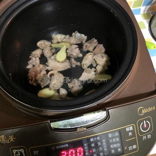 鸡块焯水后放入锅中，加入姜片，倒入适量的清水，按煲汤键