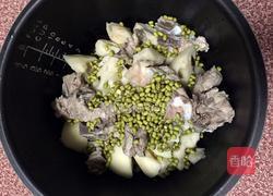 莲藕绿豆排骨汤的做法图解5