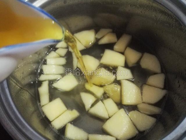 倒入红茶煮开即可