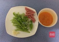 青椒火腿肠炒鸡蛋的做法图解2
