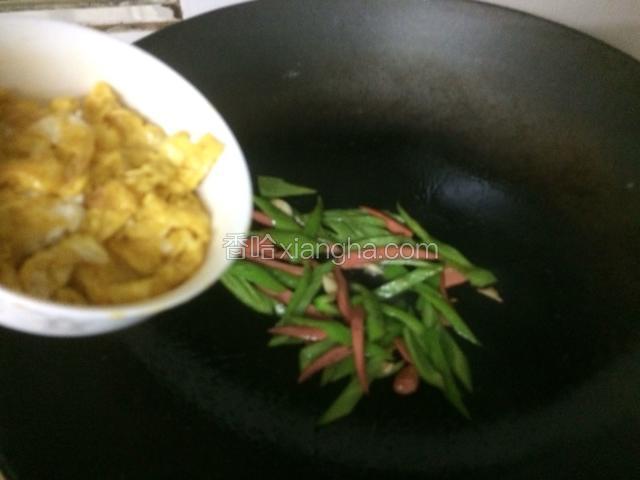 炒至青椒断生后加入鸡蛋继续翻炒均匀。