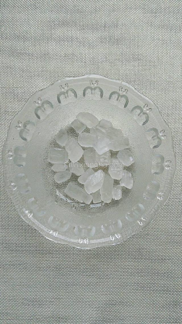 准备适量冰糖。