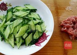 黄瓜炒瘦肉的做法图解1