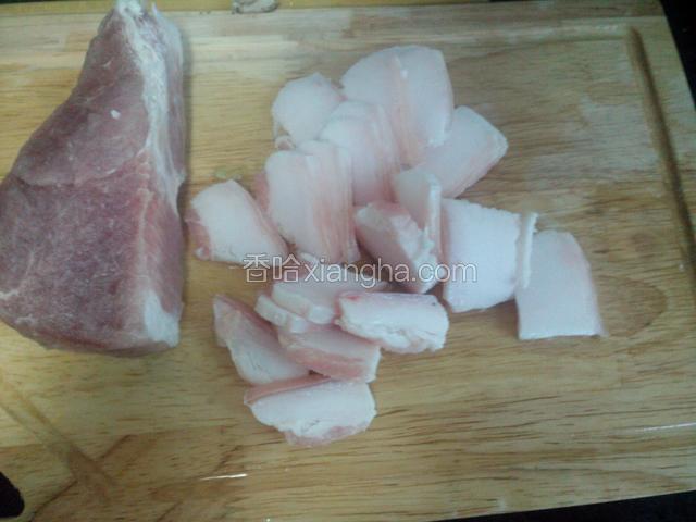 肥肉切薄皮片，边上的瘦肉不要用。
