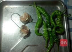 辣椒炒油渣的做法图解2