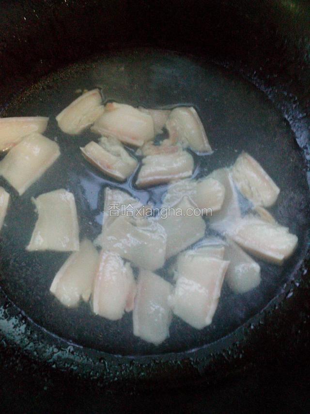 坐锅，下肉片，加水煮发一下。（因为肉皮要煮发一下，否则煎油之后会嚼不烂）