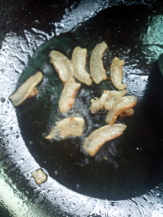 水烧干后，将肥肉油炸出七成油，油渣盛出备用。不要太炸干了。