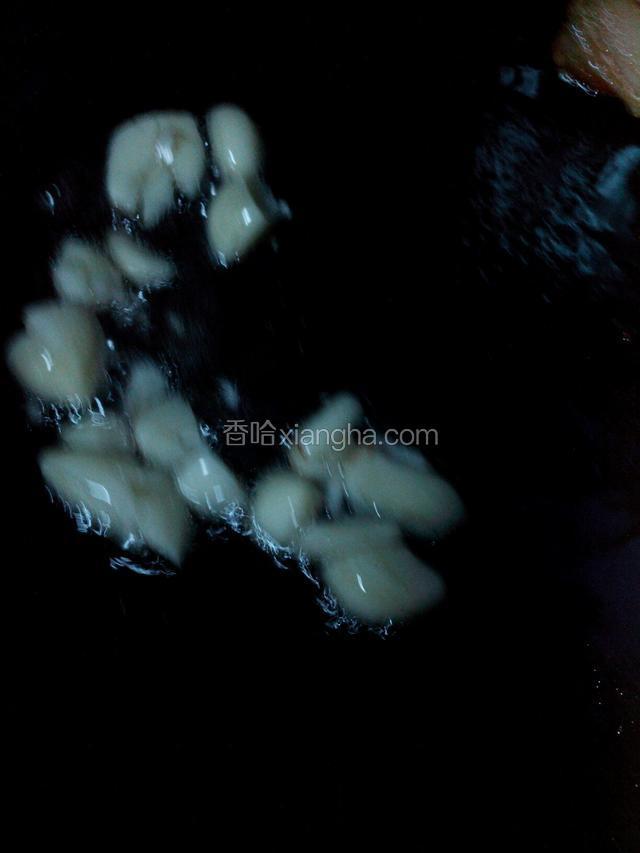 铲出一些炸的油，留一点放锅里，下蒜子爆香。