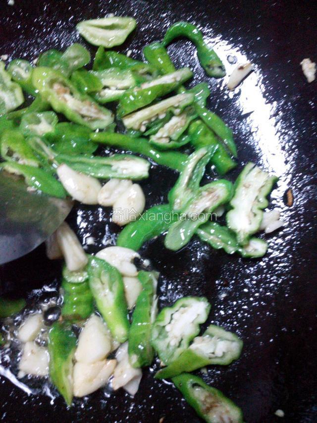下辣椒片中火炒两分钟。