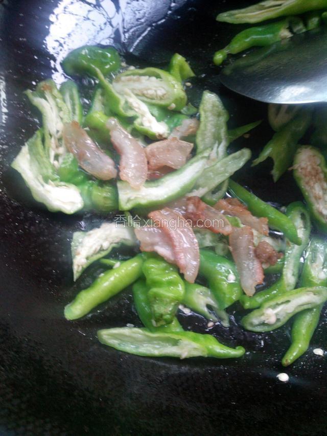 将油渣倒入，再加一把干豆豉，撒盐，加生抽和一点点味精出锅。