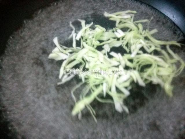 锅水开，下包菜丝