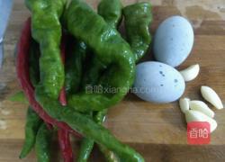 擂辣椒皮蛋的做法图解1