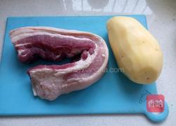 红烧肉闷土豆的做法图解1